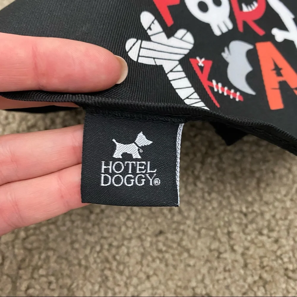Halo‎ Retractable Leash & Halloween Scarf Size Small